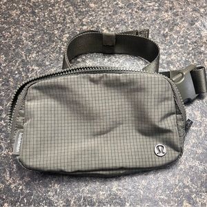 Lululemon Everywhere Belt Bag - 1L Carob Brown/Black